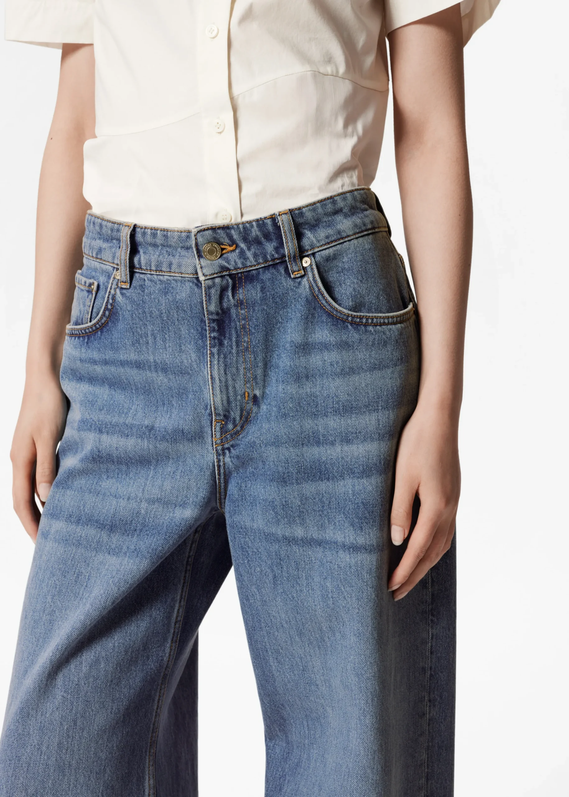 Locker geschnittene Jeans mit weitem Bein