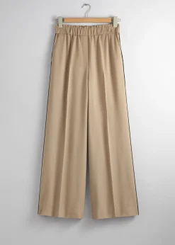 Lockere Hose mit Bügelfalten