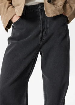 Lockere, schmal zulaufende Jeans