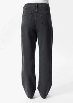 Lockere, schmal zulaufende Jeans