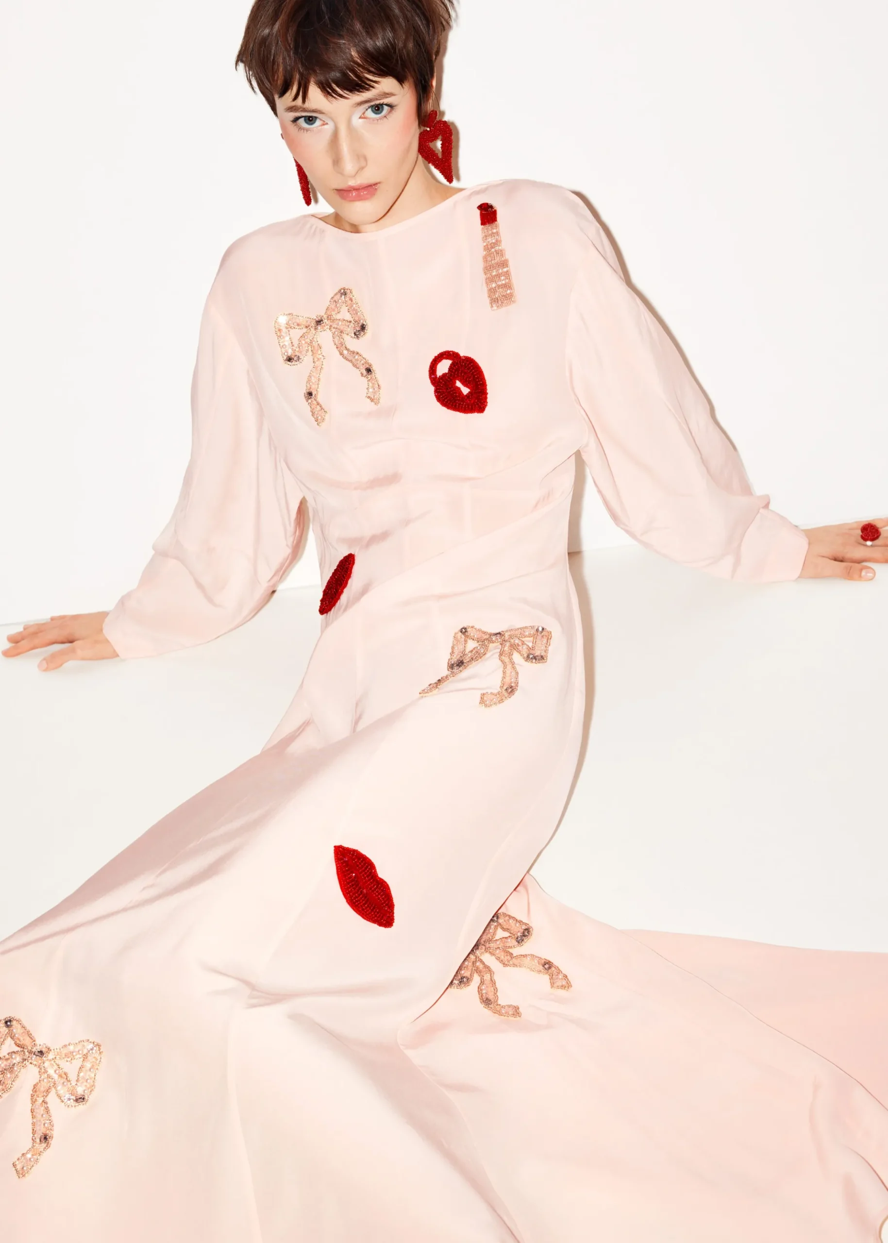 Maxikleid mit Perlenstickerei