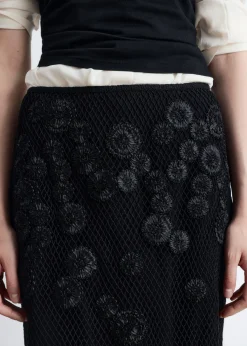 Midirock aus Mesh mit Blumenapplikationen