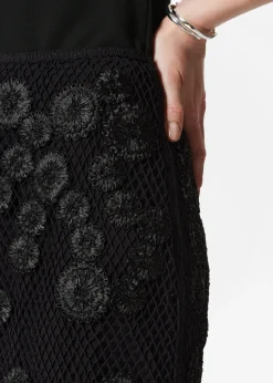 Midirock aus Mesh mit Blumenapplikationen