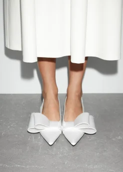 Satin-Pumps mit Schleifenverzierung