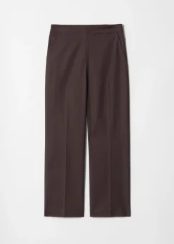 Schmale Hose mit Bügelfalten