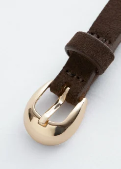 Schmaler Ledergürtel mit sichelförmiger Schnalle