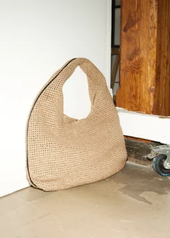 Schultertasche aus Stroh mit Lederpaspelierung