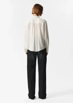 Seidenbluse mit asymmetrischem Kragen