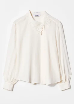 Seidenbluse mit asymmetrischem Kragen