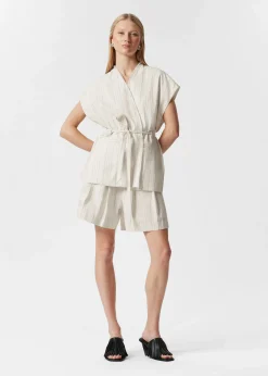 Shorts mit Falten und unbearbeiteten Kanten
