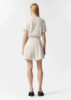 Shorts mit Falten und unbearbeiteten Kanten