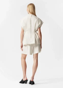 Shorts mit Falten und unbearbeiteten Kanten