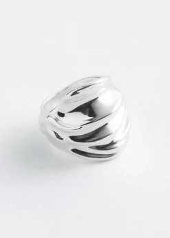 Skulpturaler Ring in Wellenform
