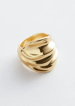 Skulpturaler Ring in Wellenform