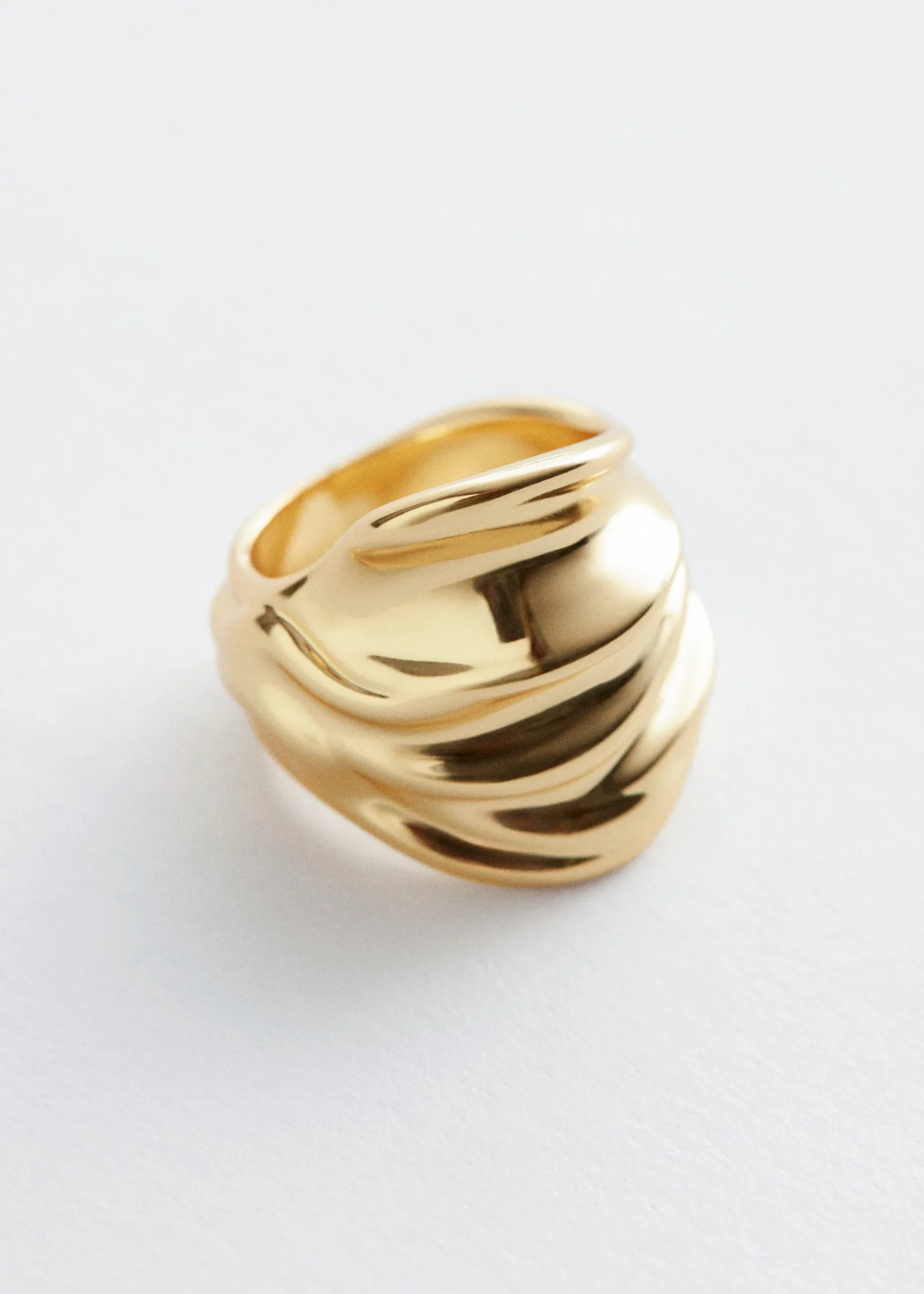 Skulpturaler Ring in Wellenform
