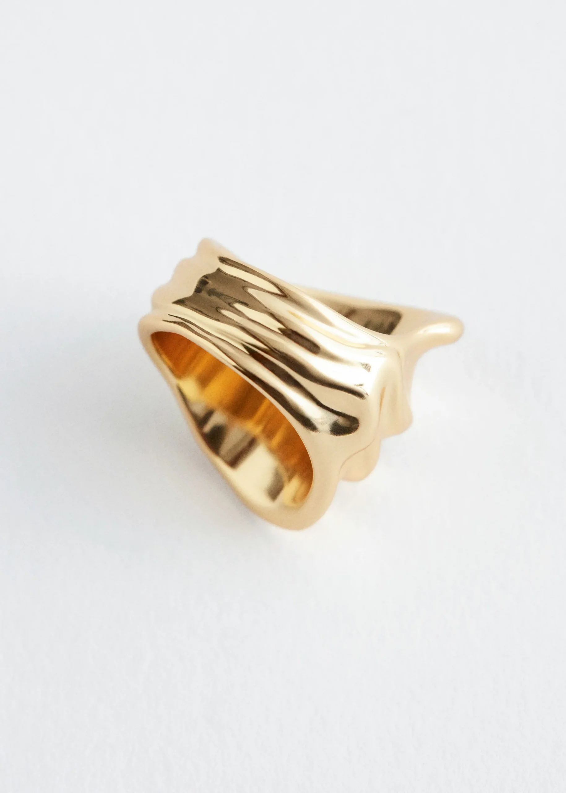 Skulpturaler Ring in Wellenform