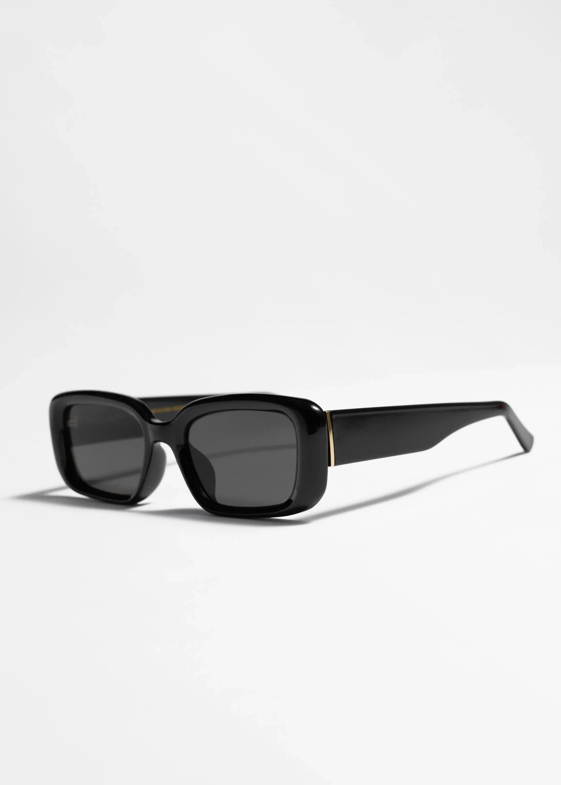 Sonnenbrille mit breitem, rechteckigem Rahmen