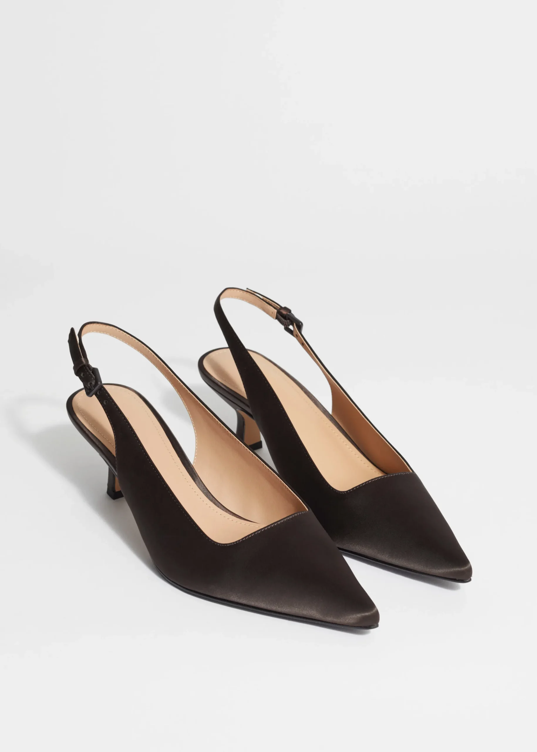 Spitz zulaufende Pumps mit Fersenriemen
