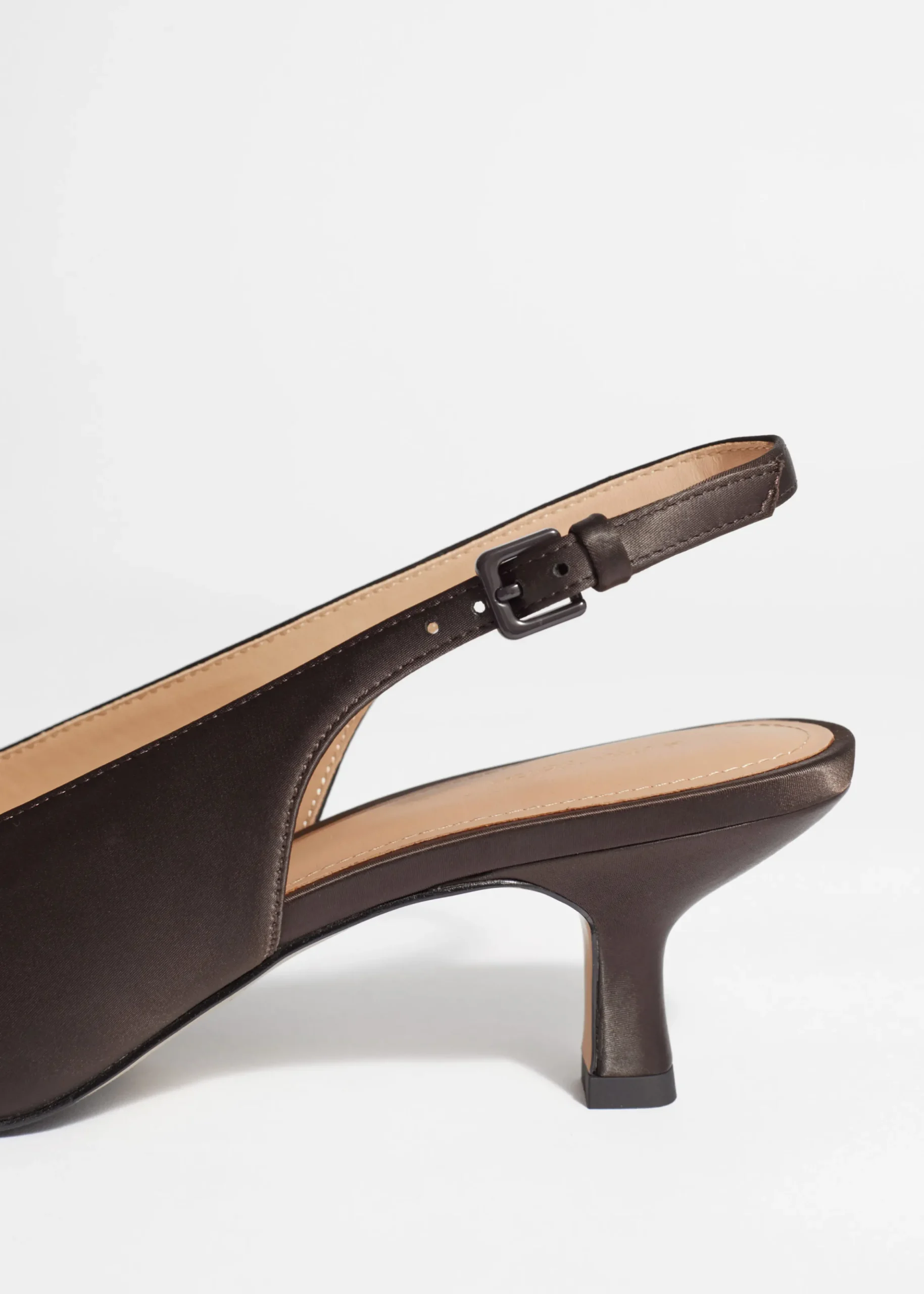 Spitz zulaufende Pumps mit Fersenriemen