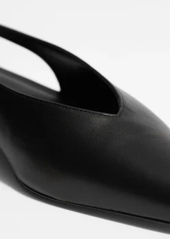 Spitz zulaufende Pumps mit Fersenriemen