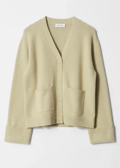 Strickjacke mit aufgesetzten Taschen