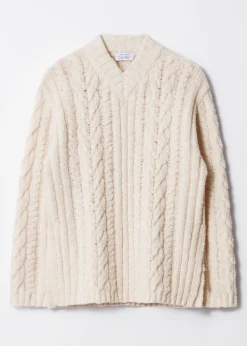 Strickpullover mit Zopfmuster und V-Ausschnitt