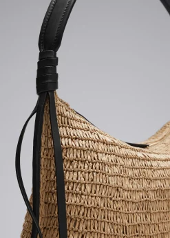 Strohtasche mit Lederdetail