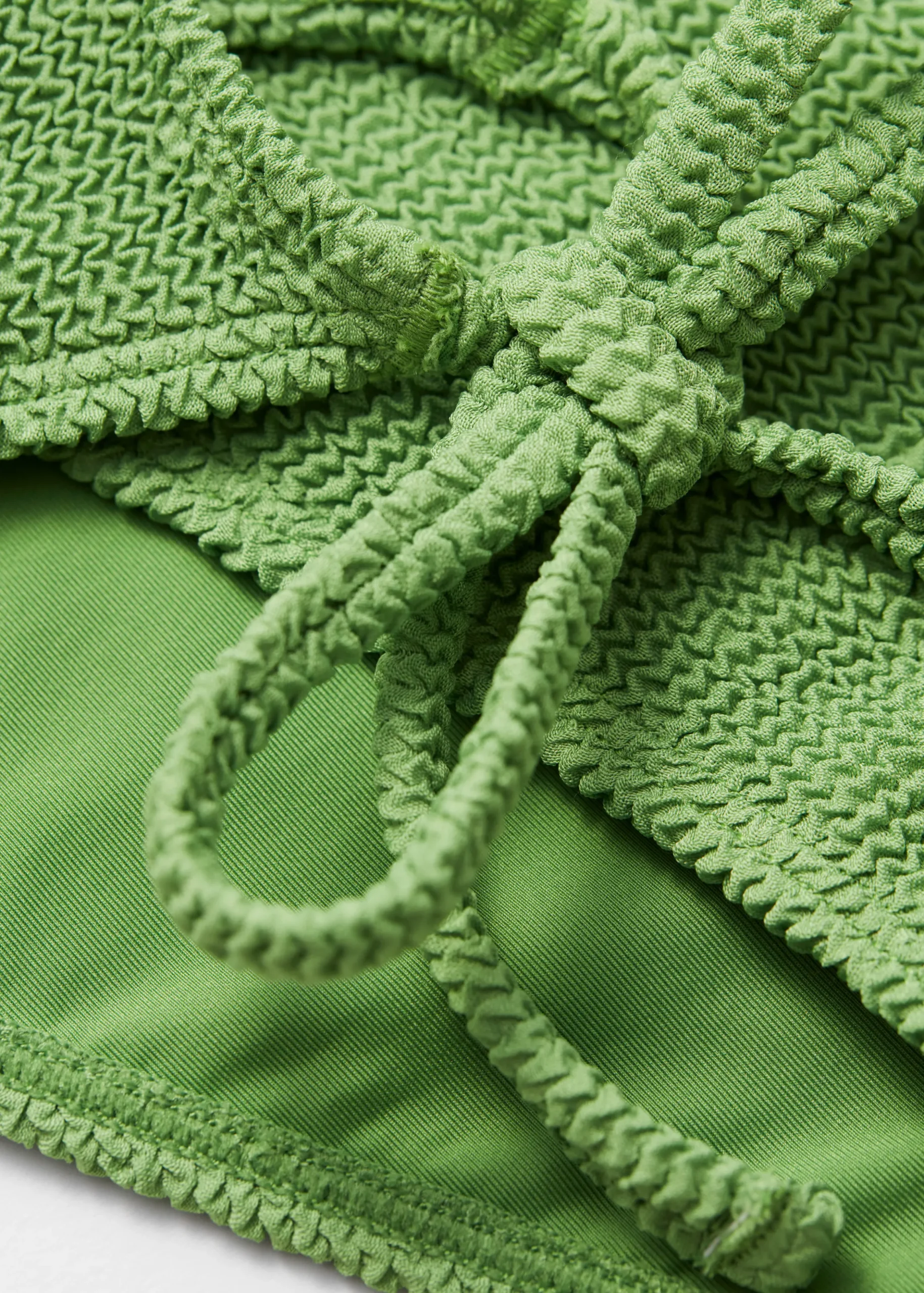 Strukturierte Bikinihose mit Bindedetail