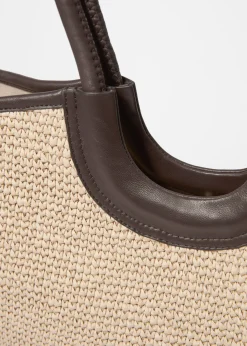 Tragetasche aus Stroh mit Lederdetail