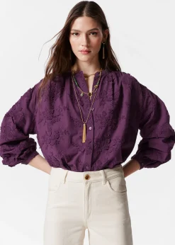 Voluminöse Bluse mit Blumenapplikation