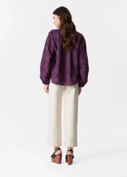 Voluminöse Bluse mit Blumenapplikation