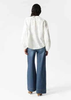 Voluminöse Bluse mit Blumenapplikation
