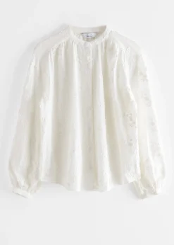 Voluminöse Bluse mit Blumenapplikation