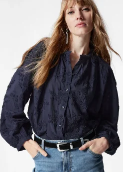 Voluminöse Bluse mit Blumenapplikation