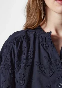 Voluminöse Bluse mit Blumenapplikation