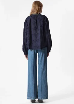 Voluminöse Bluse mit Blumenapplikation