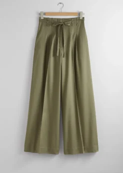 Weite Hose mit Gürtel