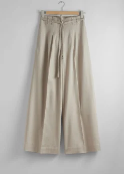 Weite Hose mit Gürtel