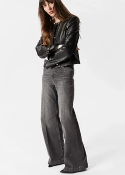 Weite Jeans mit Bügelfalten